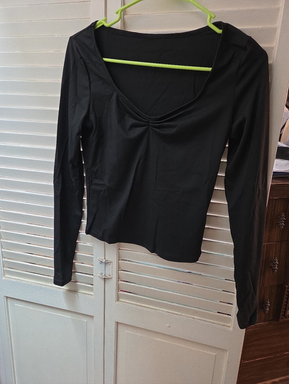 Black Long-Sleeve V-Neck Women's Top by Shein Size Small NWT